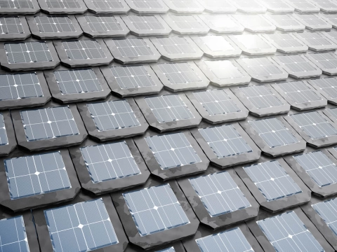 Solardachziegel im Detail auf einem Dach installiert.